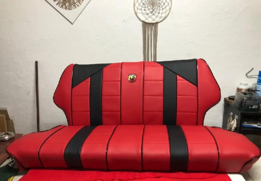 Bancada traseira Fiat Abarth restaurada a vermelho e preto