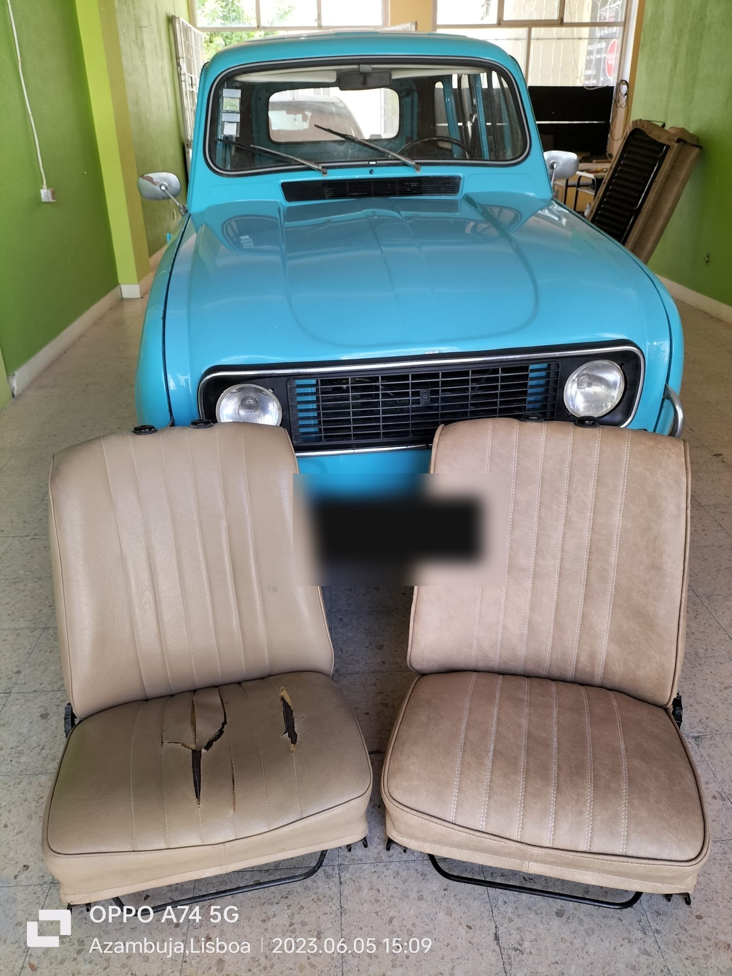 Bancos de Renault 4 clássico antes da reparação