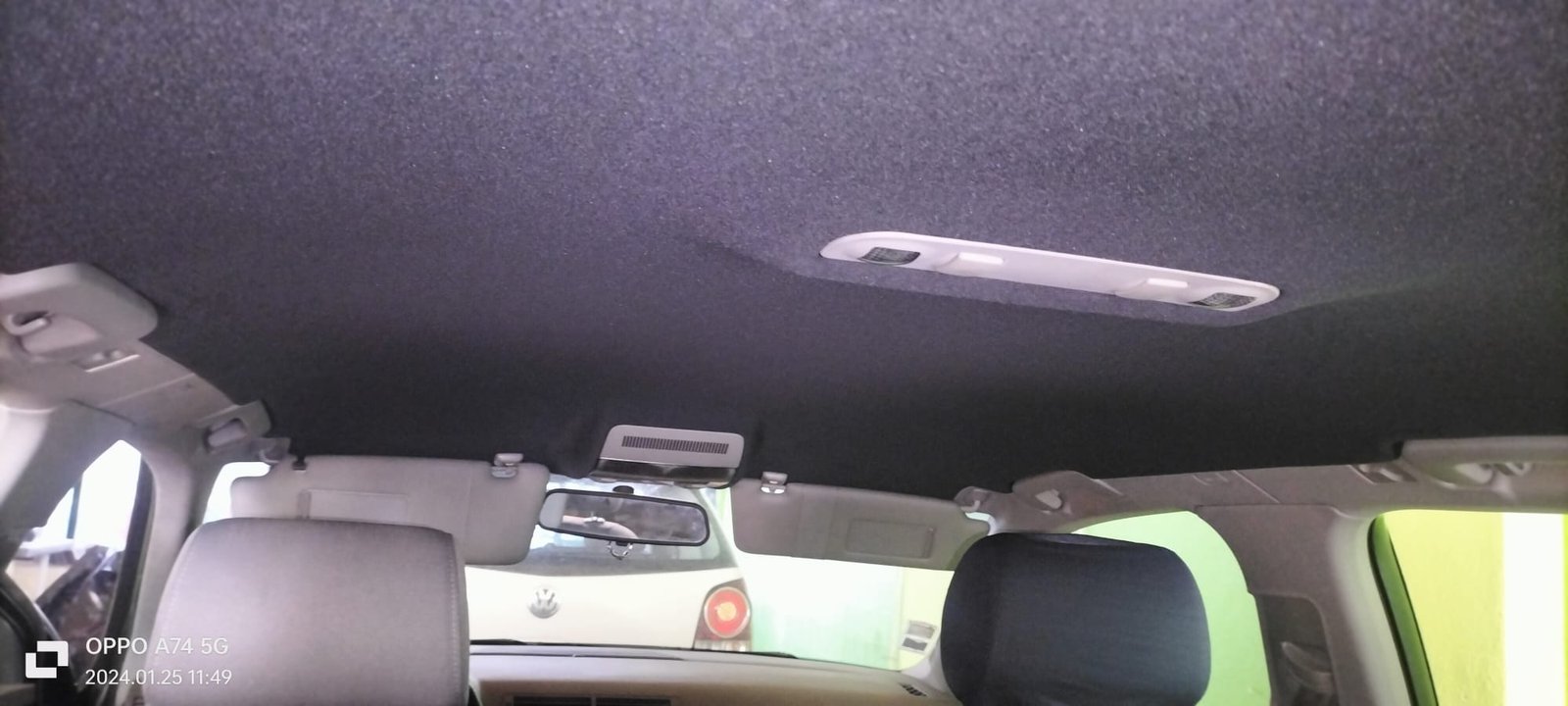 Forro de teto automóvel escuro com para-sóis