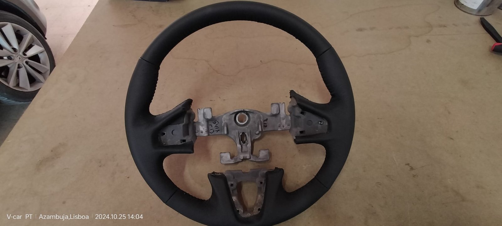 Volante automóvel desmontado para reparação