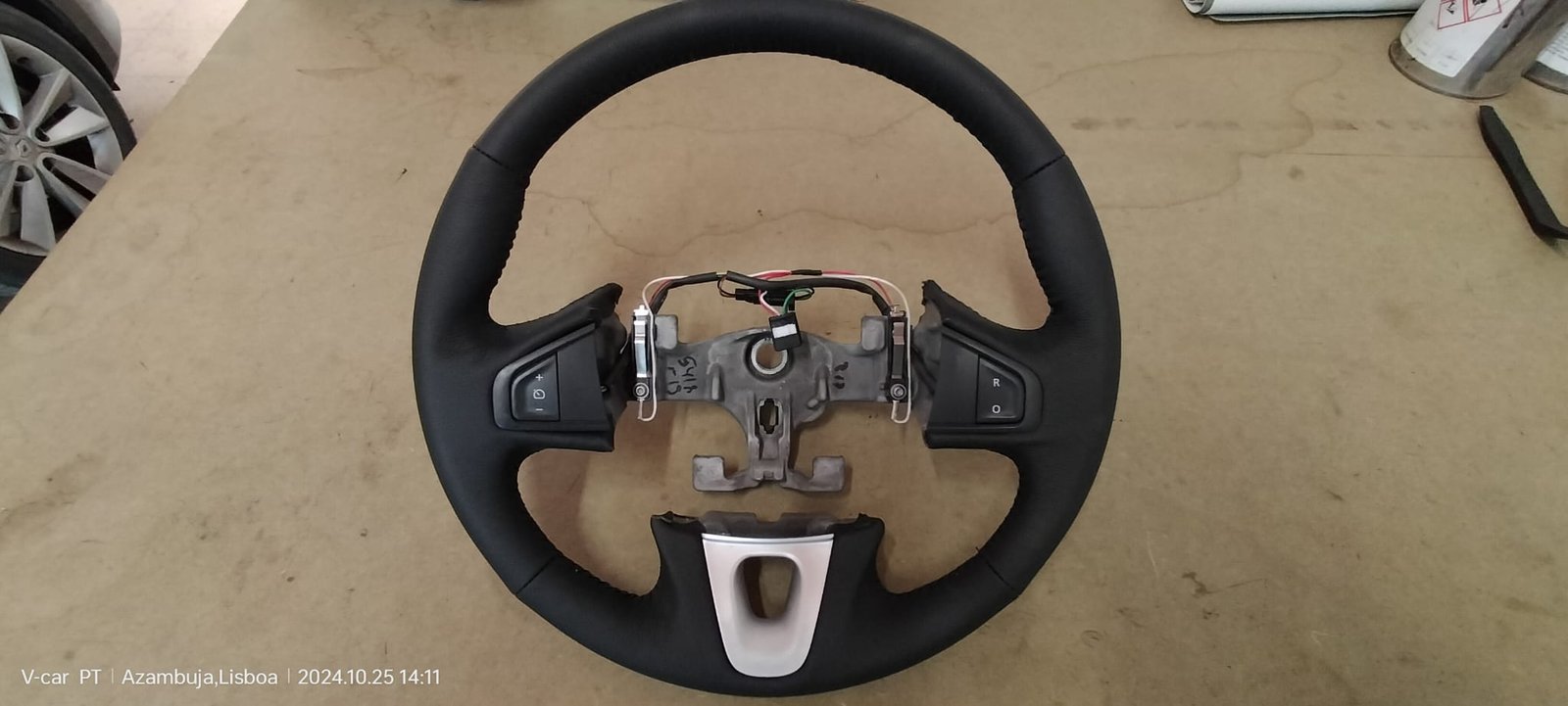 Volante automóvel com comandos, antes da reparação